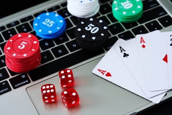 Live Casino dewe33 tampilan multi-meja Roulette dan Blackjack di layar desktop